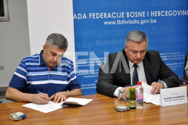 Ministar Vujanović potpisao ugovore s predstavnicima udruženja potro&scaron;ača
