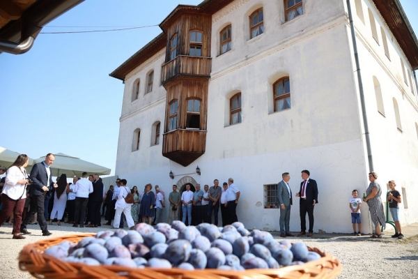 Ministar Hasičević na tradicionalnom gradačačkom sajmu &scaron;ljiva